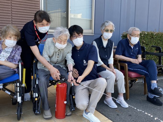 小石川デイサービス　消防訓練｜火災が発生した際の対処や非常食の試食