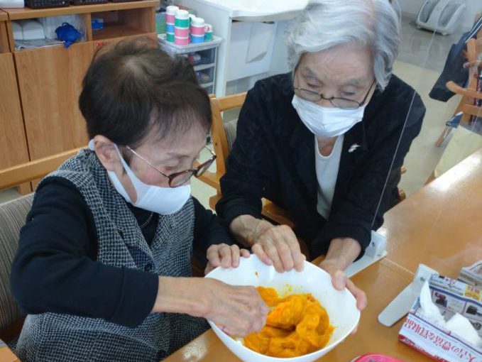静岡市清水区デイサービス_かぼちゃのタルト作り