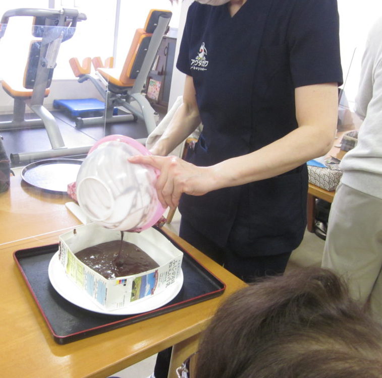 静岡市清水区デイサービス_チョコレートケーキ作り