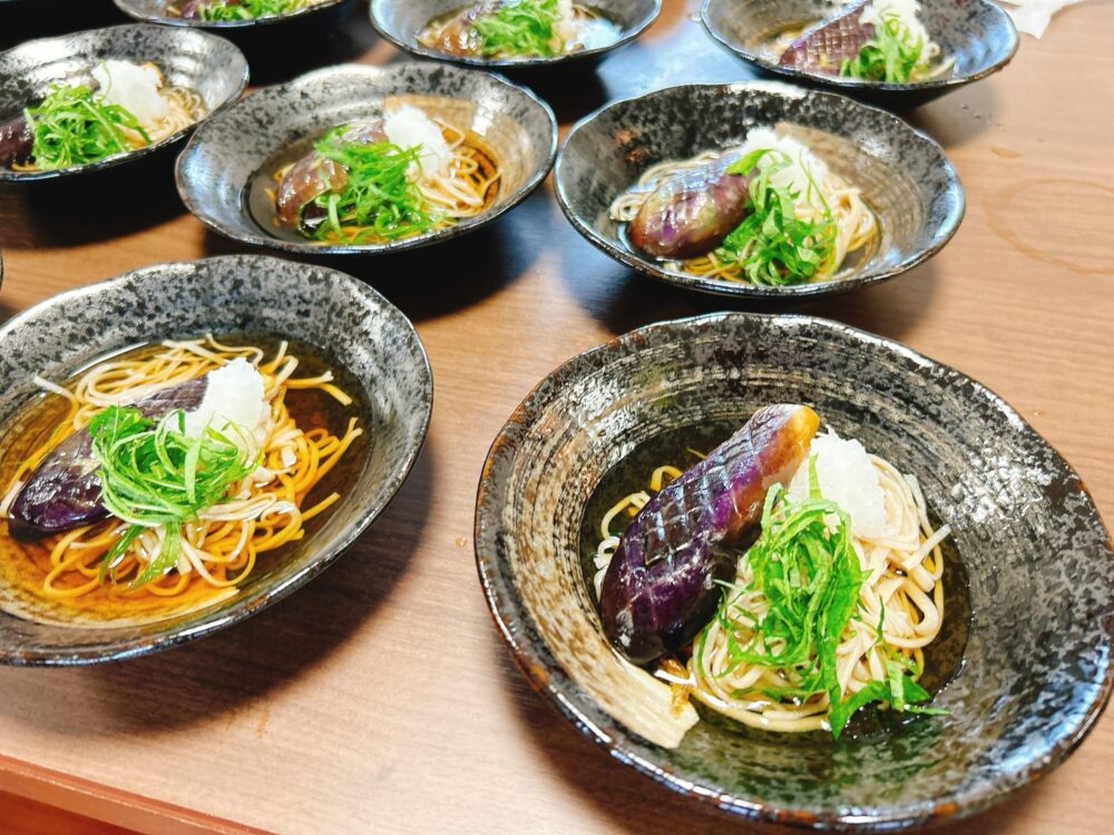 小石川デイサービス　6月蕎麦打ち「茄子の揚げ浸しひんやり蕎麦」