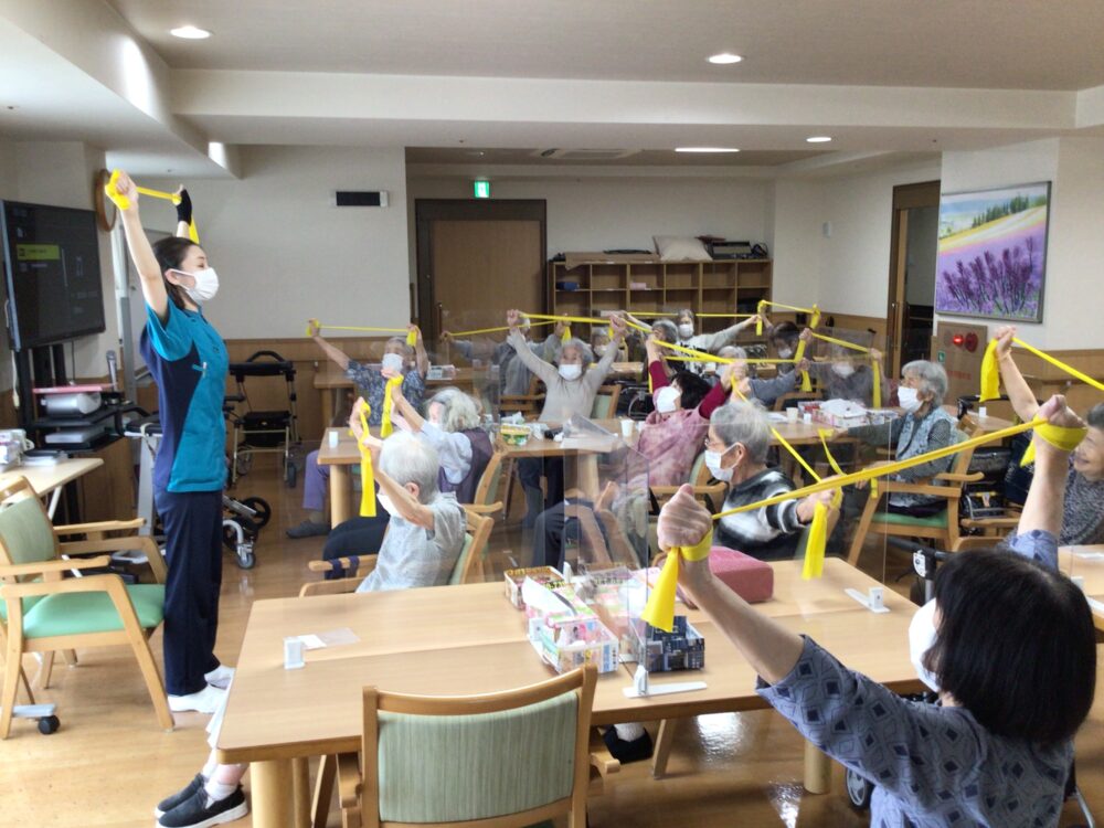 藤枝市デイサービス_リハビリ講座セラバンドを用いた体操