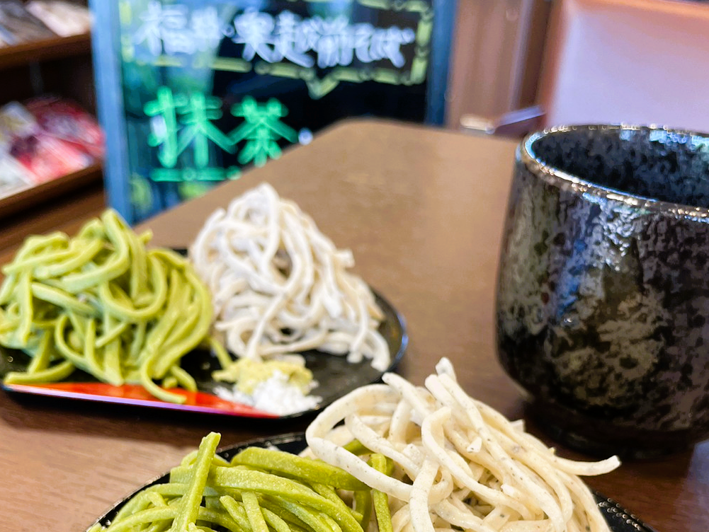 小石川デイサービス　９月蕎麦打ち「抹茶と黒ごまの2色蕎麦」
