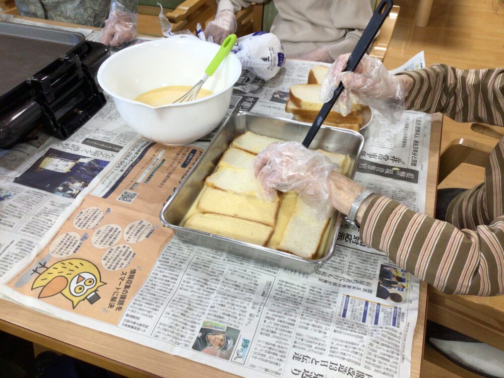 藤枝市デイサービス_10月のおやつレクフレンチトーストアイス添え