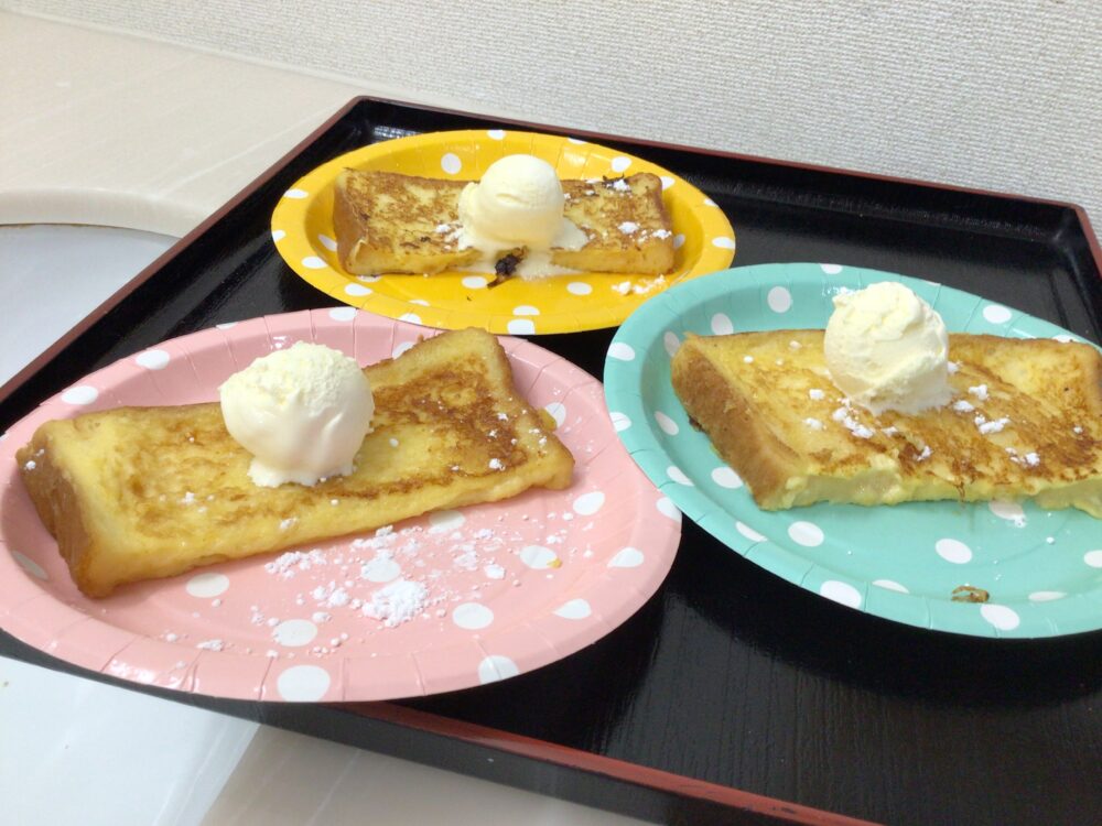 藤枝市デイサービス_10月のおやつレクフレンチトーストアイス添え