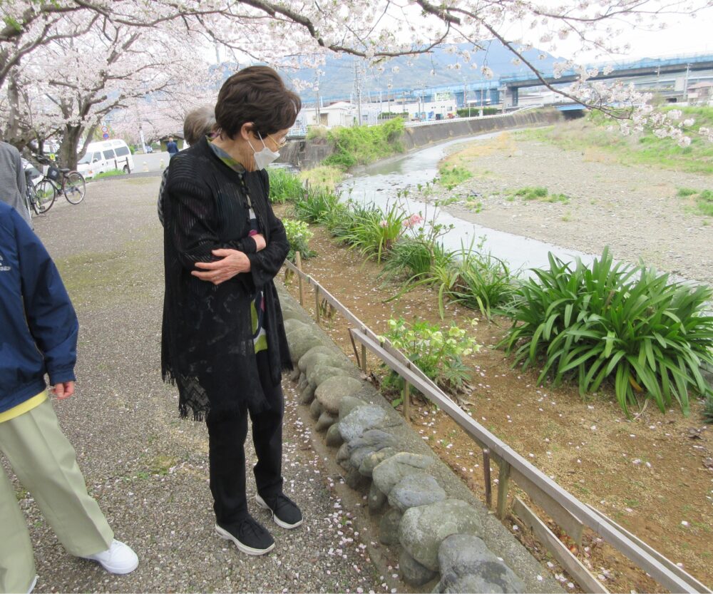 静岡市清水区デイサービス_4月屋外歩行訓練お花見散歩