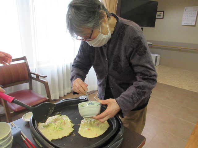 富士市デイサービス_おやつレクお好み焼き