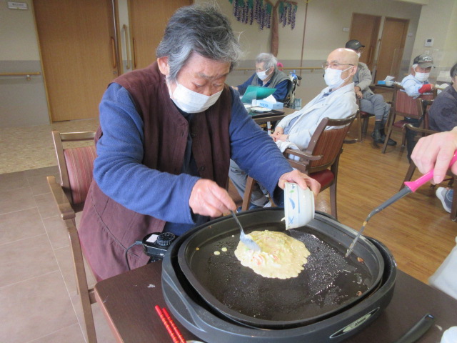 富士市デイサービス_おやつレクお好み焼き