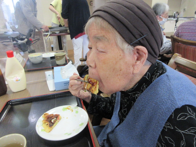 富士市デイサービス_おやつレクお好み焼き