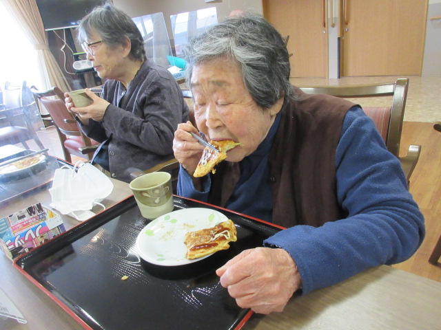 富士市デイサービス_おやつレクお好み焼き