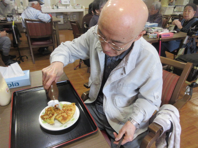 富士市デイサービス_おやつレクお好み焼き