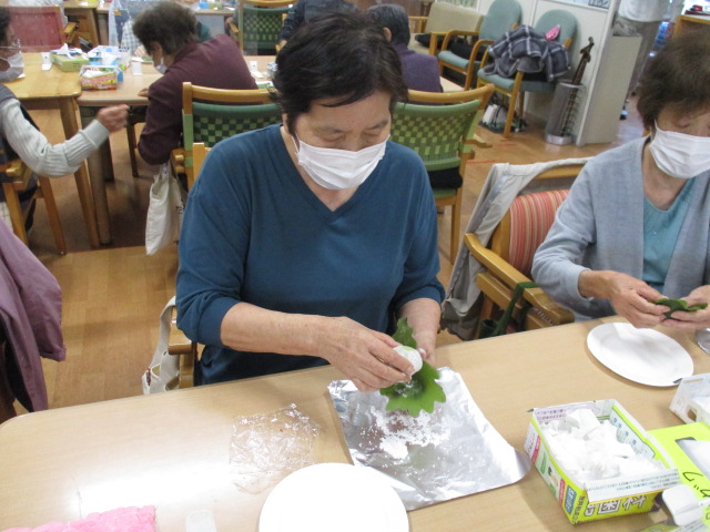 牧之原市デイサービス_柏餅作り