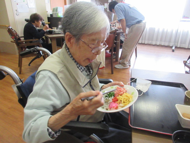 富士市デイサービス_ちらし寿司とボーリング大会