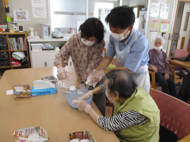 牧之原市デイサービス_あんみつ作り