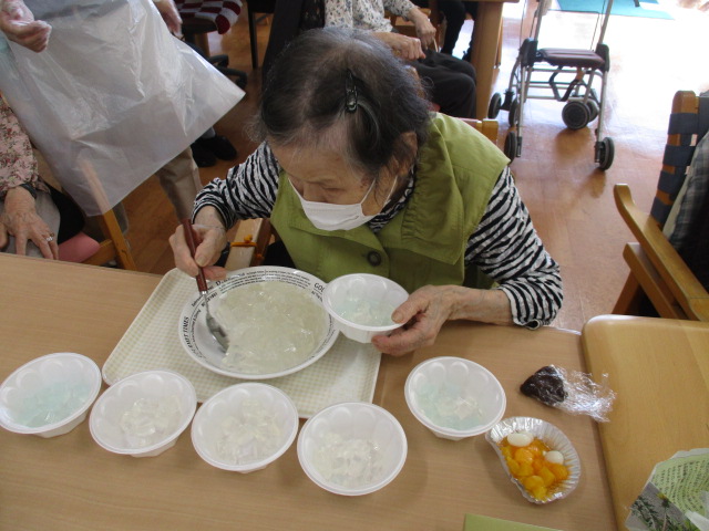 牧之原市デイサービス_あんみつ作り