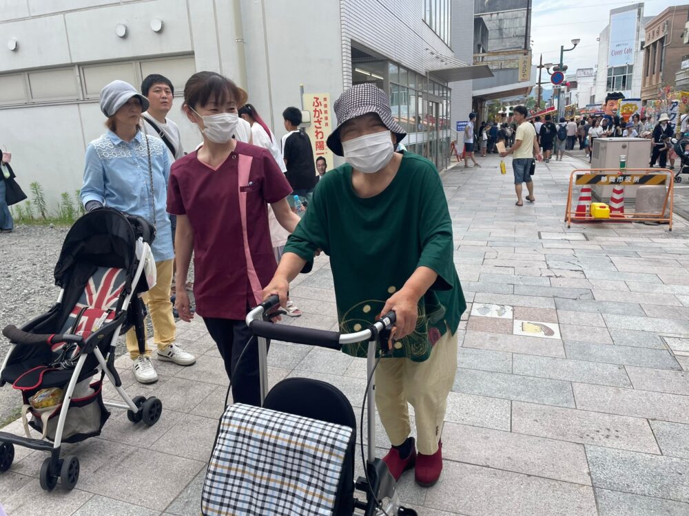 静岡市清水区デイサービス_屋外歩行訓練清水七夕祭り