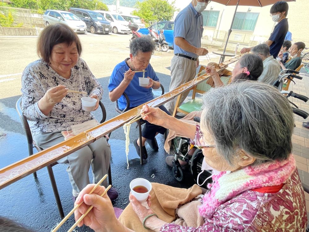 静岡市清水区デイサービス_流しそうめんで暑さも流しましょう