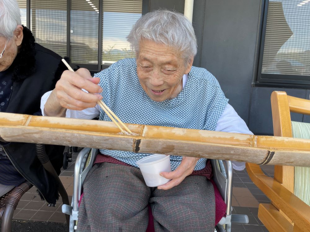 静岡市清水区デイサービス_流しそうめんで暑さも流しましょう