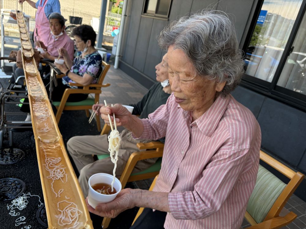 静岡市清水区デイサービス_流しそうめんで暑さも流しましょう