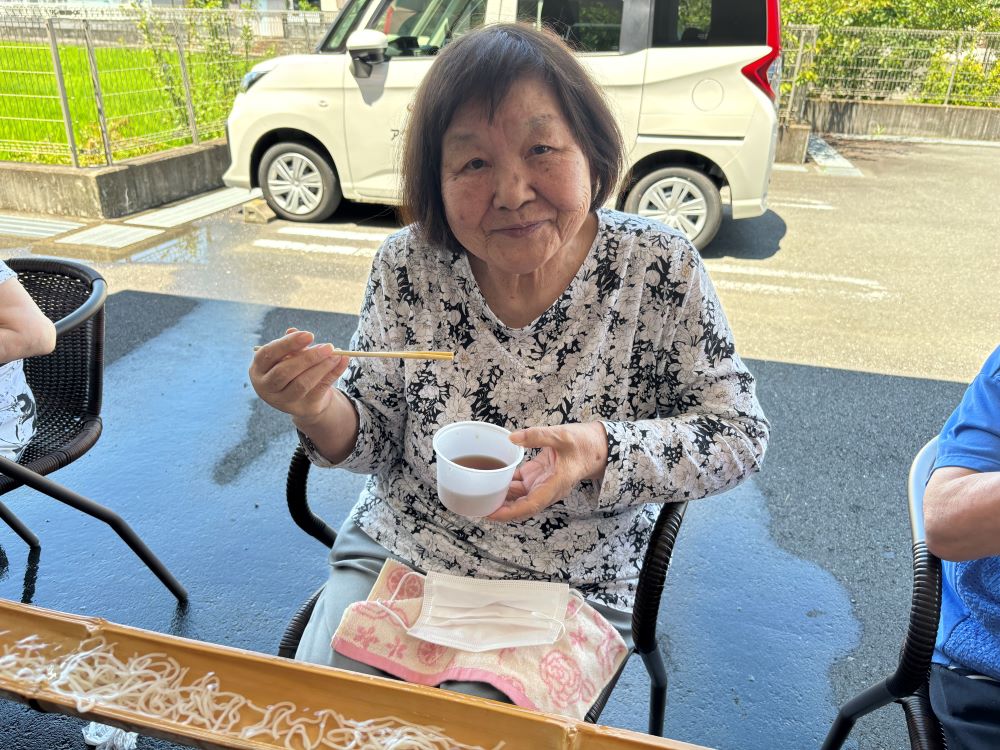 静岡市清水区デイサービス_流しそうめんで暑さも流しましょう