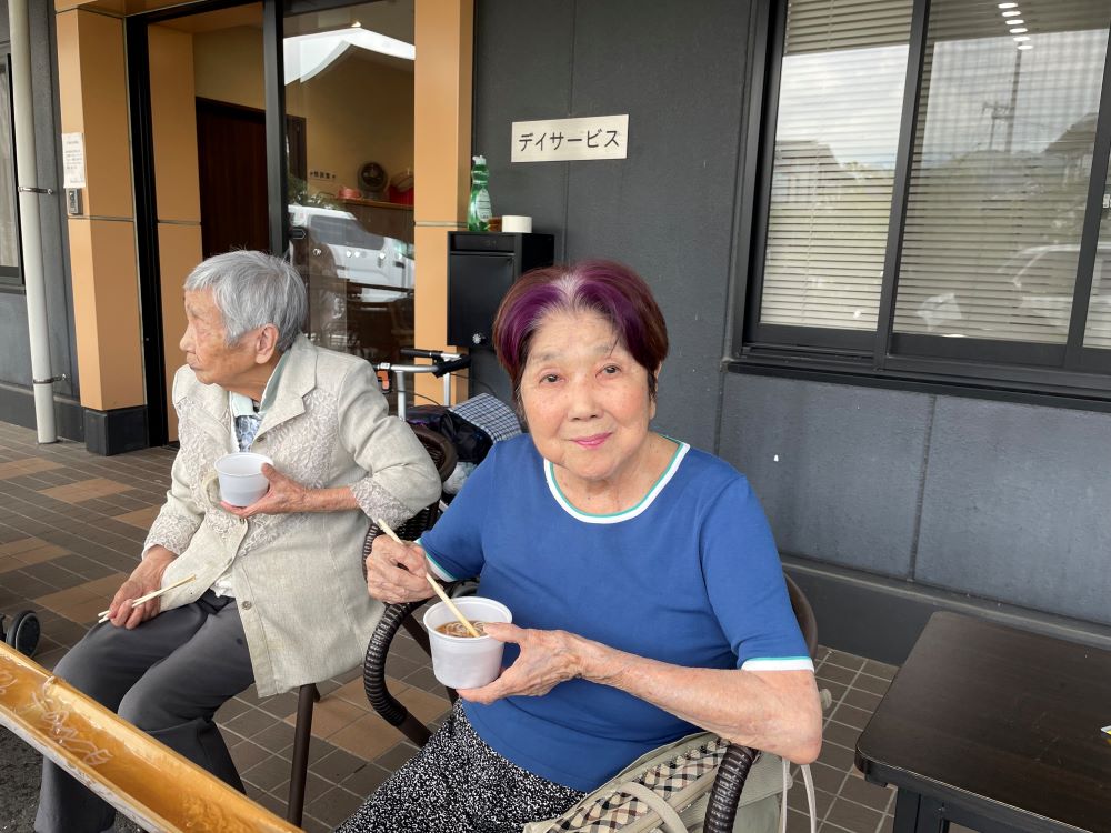 静岡市清水区デイサービス_流しそうめんで暑さも流しましょう