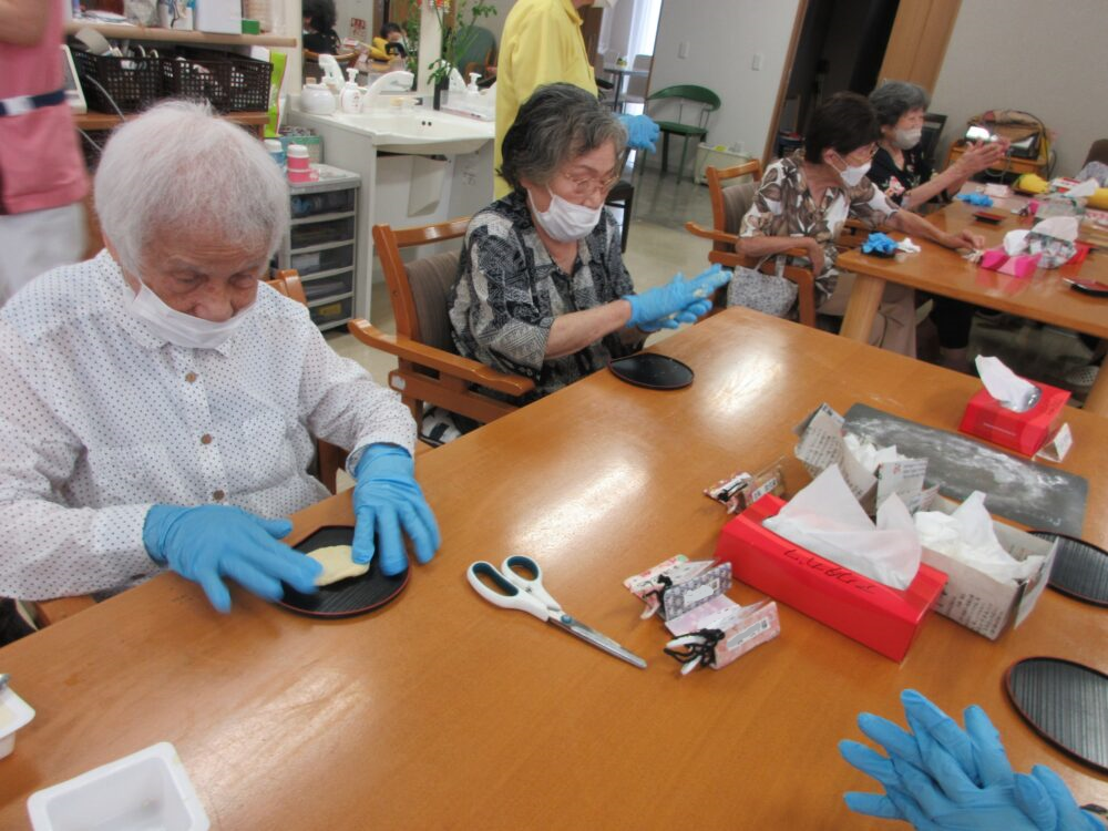 静岡市清水区デイサービス_お月見レク手作りまんじゅう抹茶を添えて