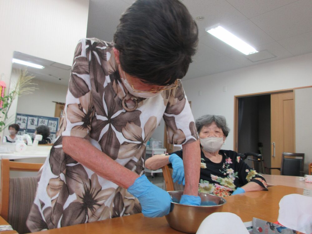 静岡市清水区デイサービス_お月見レク手作りまんじゅう抹茶を添えて