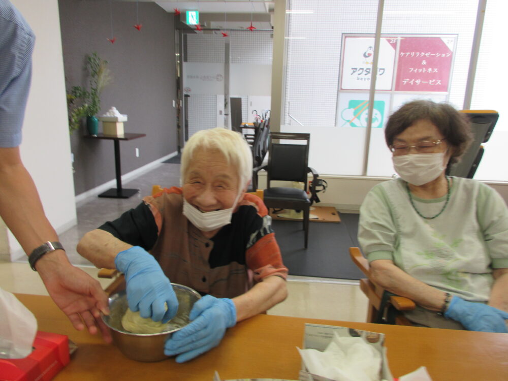 静岡市清水区デイサービス_お月見レク手作りまんじゅう抹茶を添えて