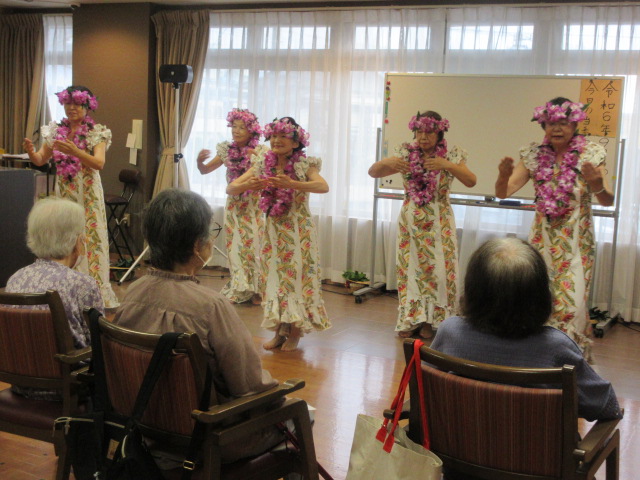 富士市デイサービス_フラダンスギター演奏