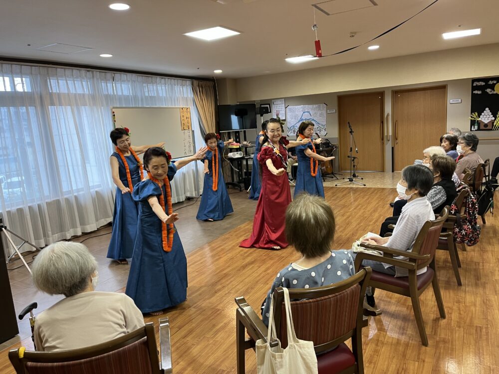 富士市デイサービス_フラダンスギター演奏