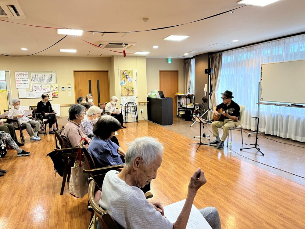 富士市デイサービス_フラダンスギター演奏