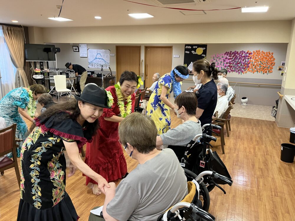 富士市デイサービス_フラダンスギター演奏