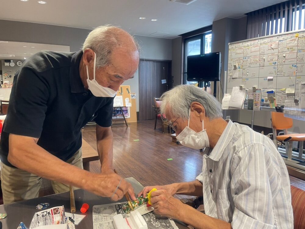 静岡市駿河区デイサービス_H様の風車作り教室