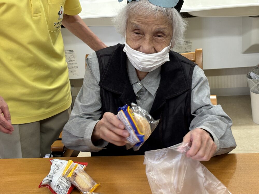 静岡市清水区デイサービス_ハロウィンお菓子つかみ取り