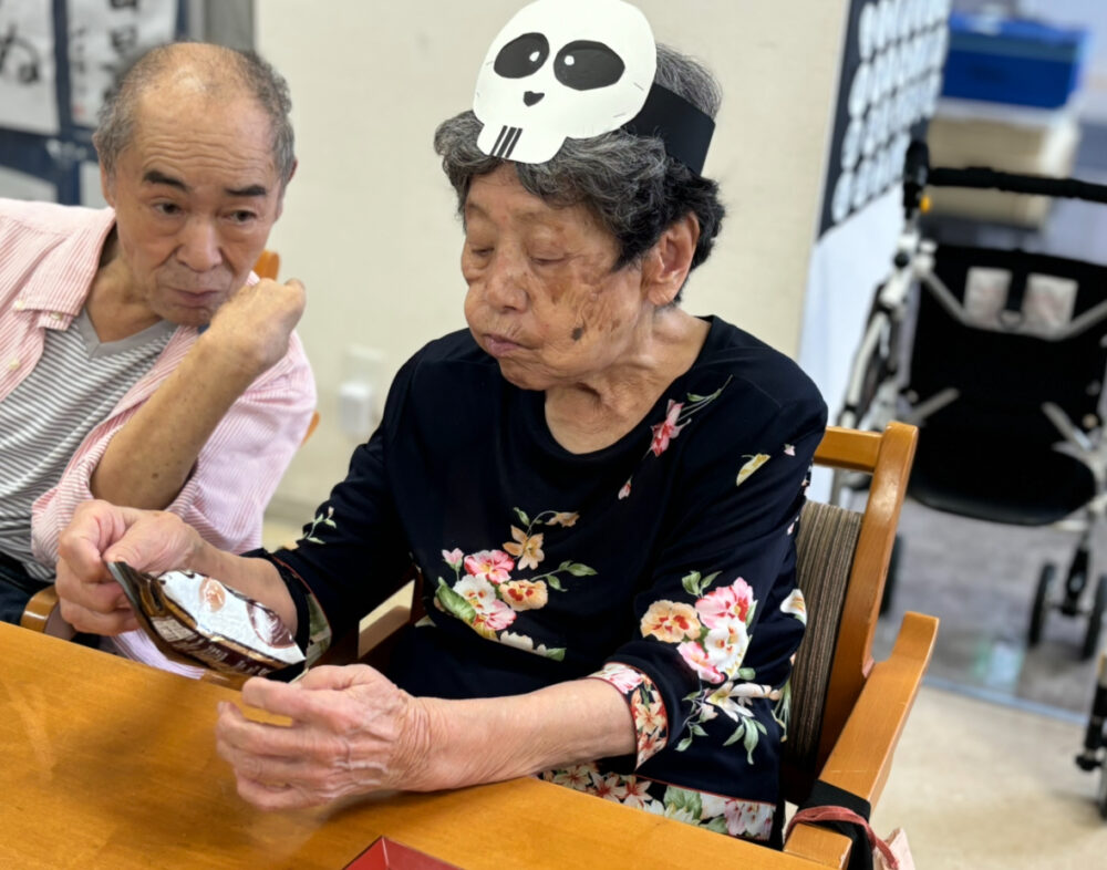 静岡市清水区デイサービス_ハロウィンお菓子つかみ取り