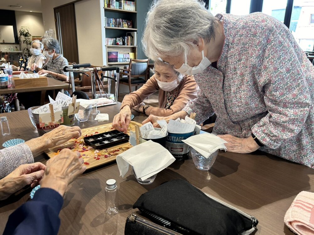 静岡市葵区デイサービス_ハーバリウム作り