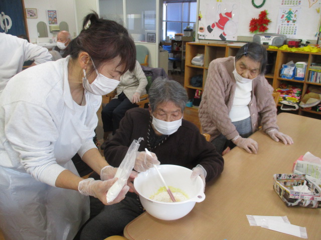 牧之原市デイサービス_りんごのパウンドケーキ作り