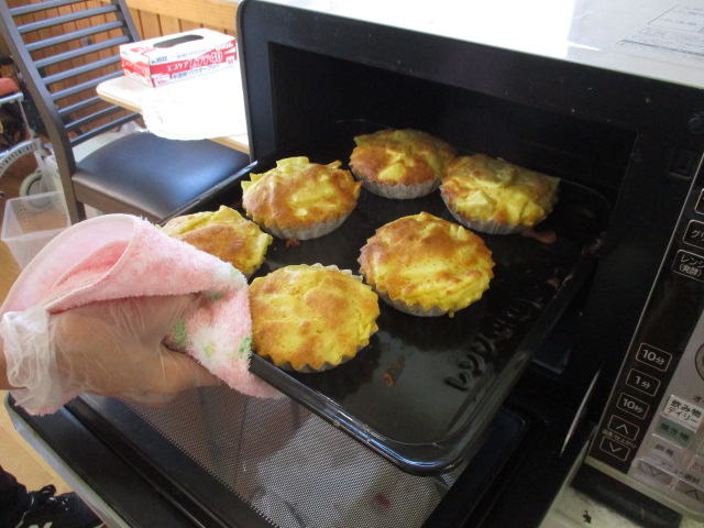 牧之原市デイサービス_りんごのパウンドケーキ作り