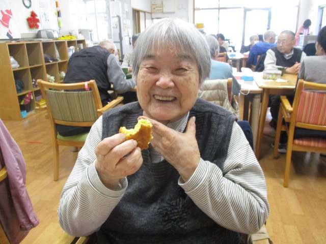 牧之原市デイサービス_りんごのパウンドケーキ作り