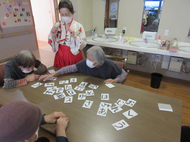 富士市デイサービス_新春かるた大会と大きな福笑い