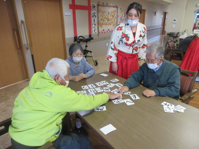 富士市デイサービス_新春かるた大会と大きな福笑い