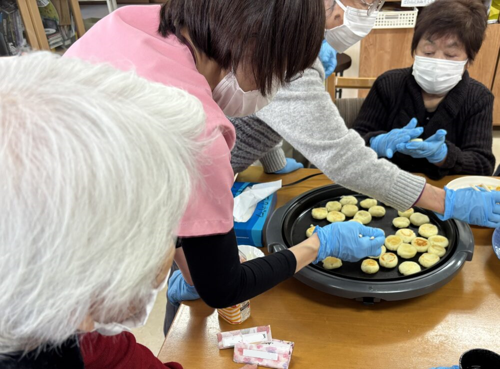 静岡市清水区デイサービス_おやつレクいももち善哉と抹茶