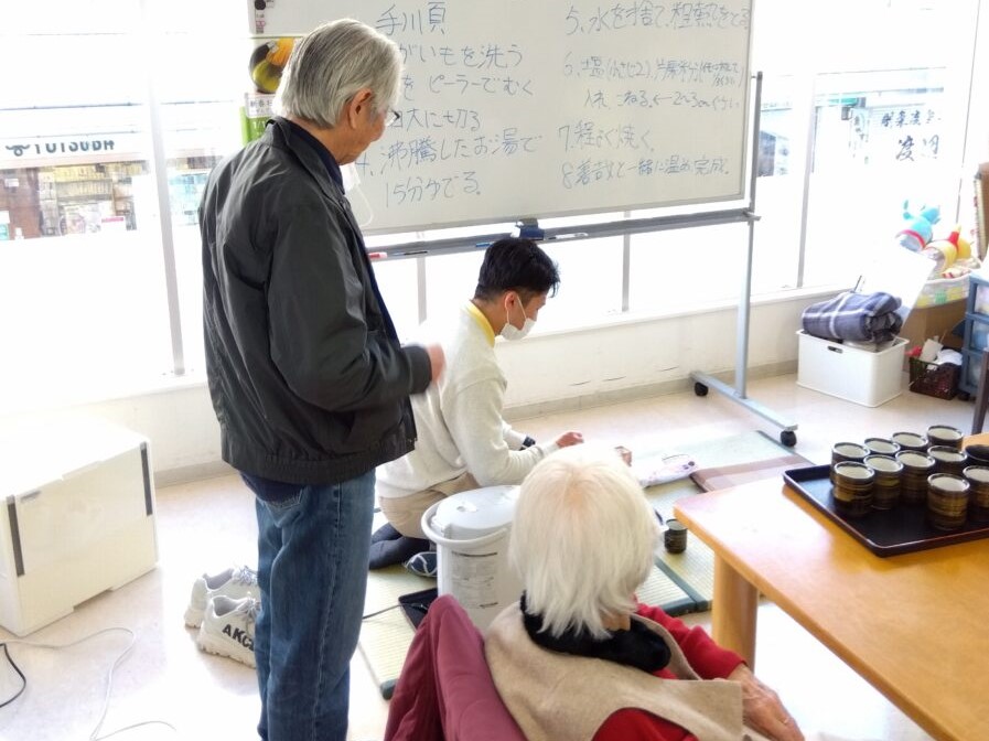 静岡市清水区デイサービス_おやつレクいももち善哉と抹茶