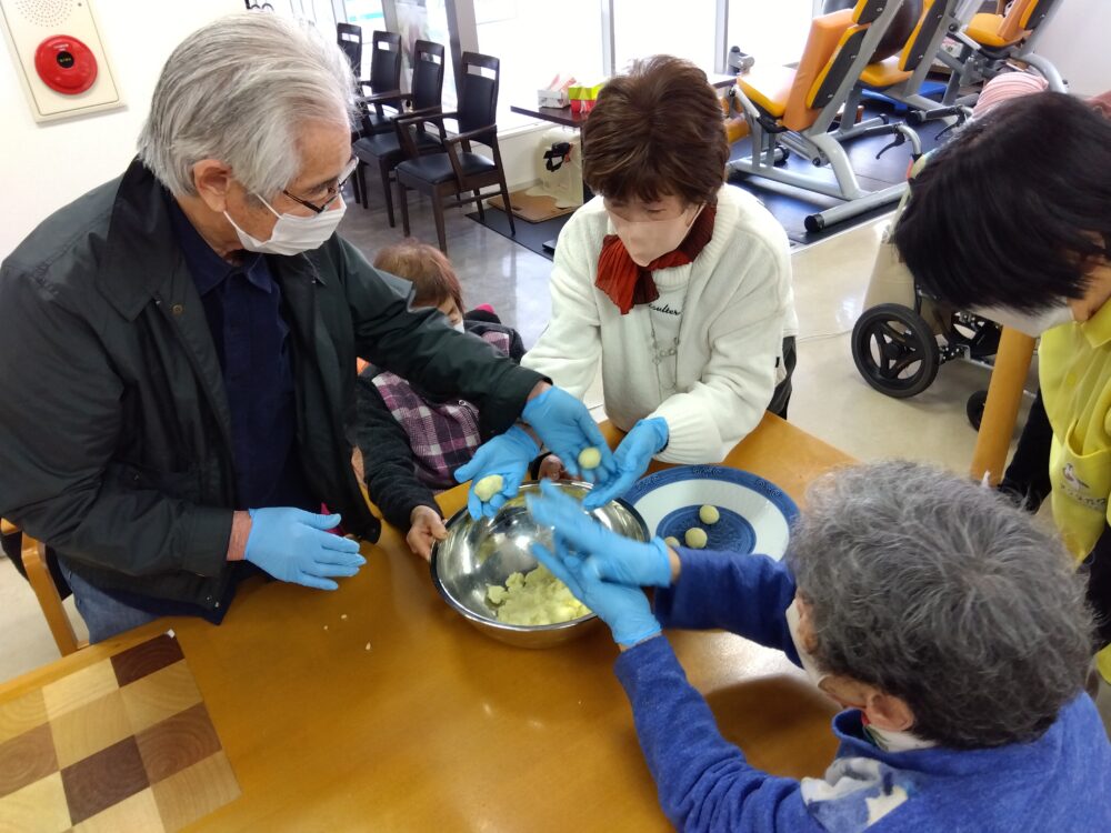 静岡市清水区デイサービス_おやつレクいももち善哉と抹茶