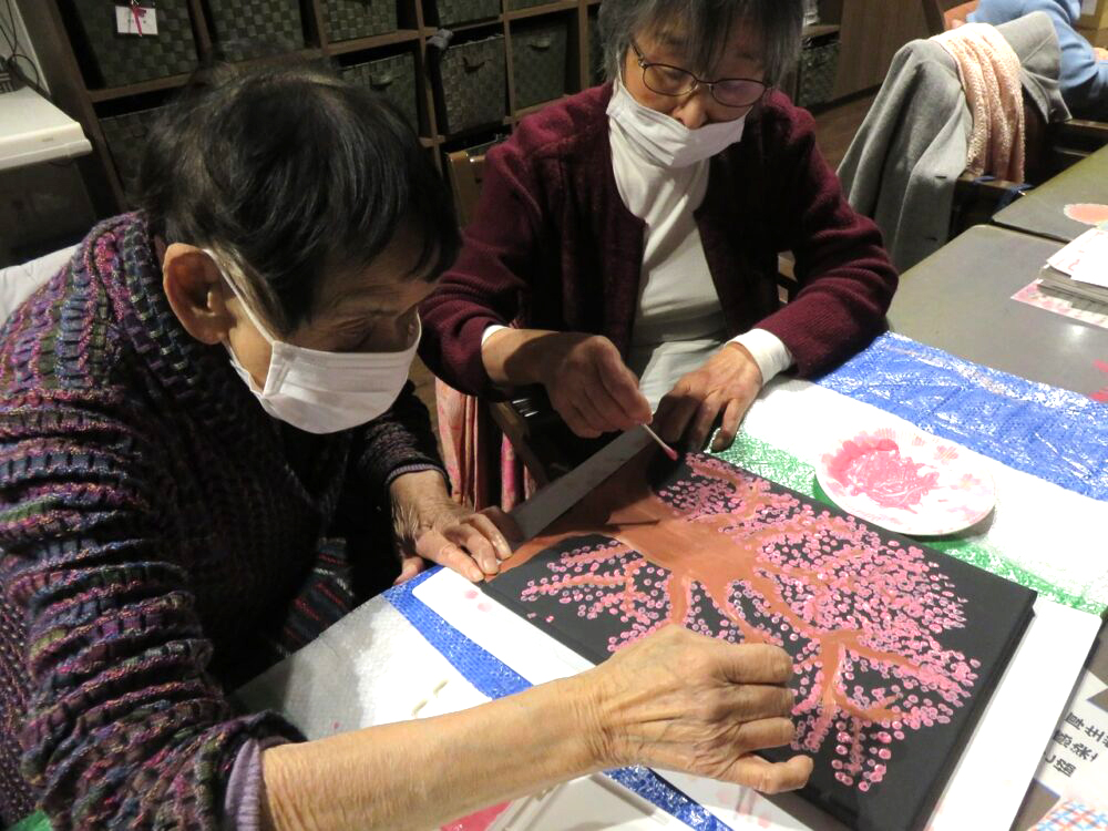 静岡中央デイサービス 綿棒スタンプで桜満開 (生活リハビリ・レクリエーション)
