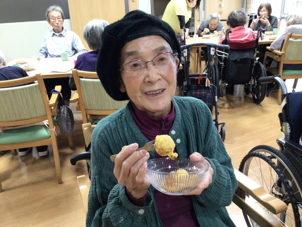 藤枝市デイサービス_おやつレクベビーカステラ作り