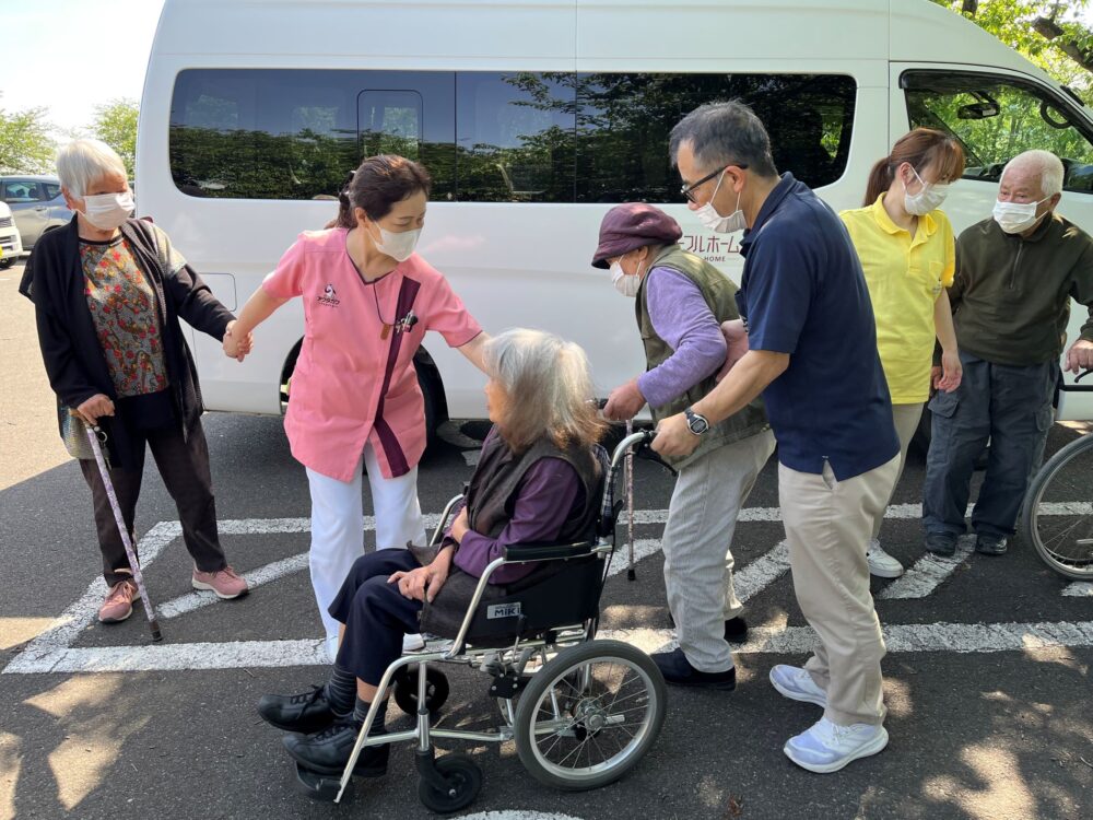 富士市デイサービス_屋外歩行訓練新緑散策