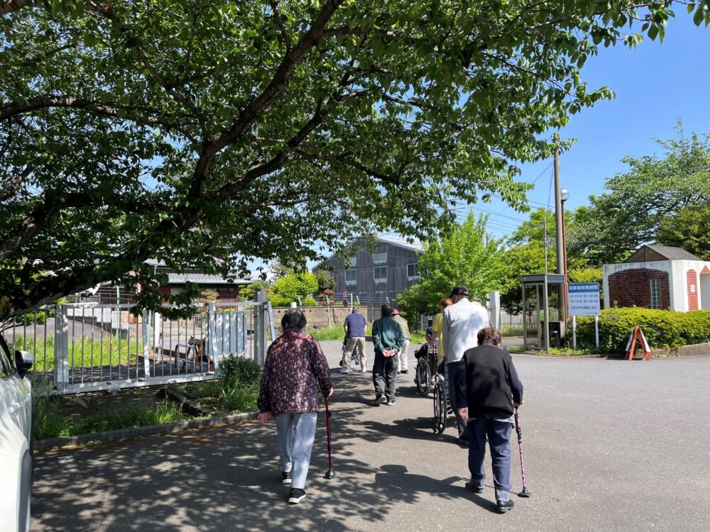 富士市デイサービス_屋外歩行訓練新緑散策