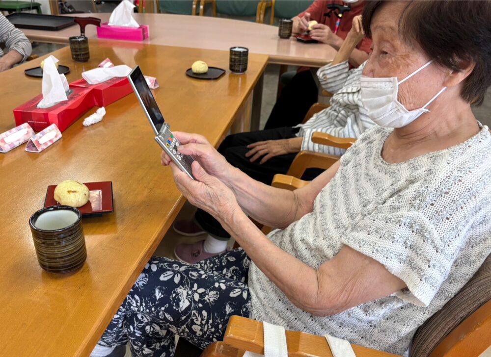 静岡市清水区デイサービス_抹茶とうさぎ饅頭でお月見を楽しもう