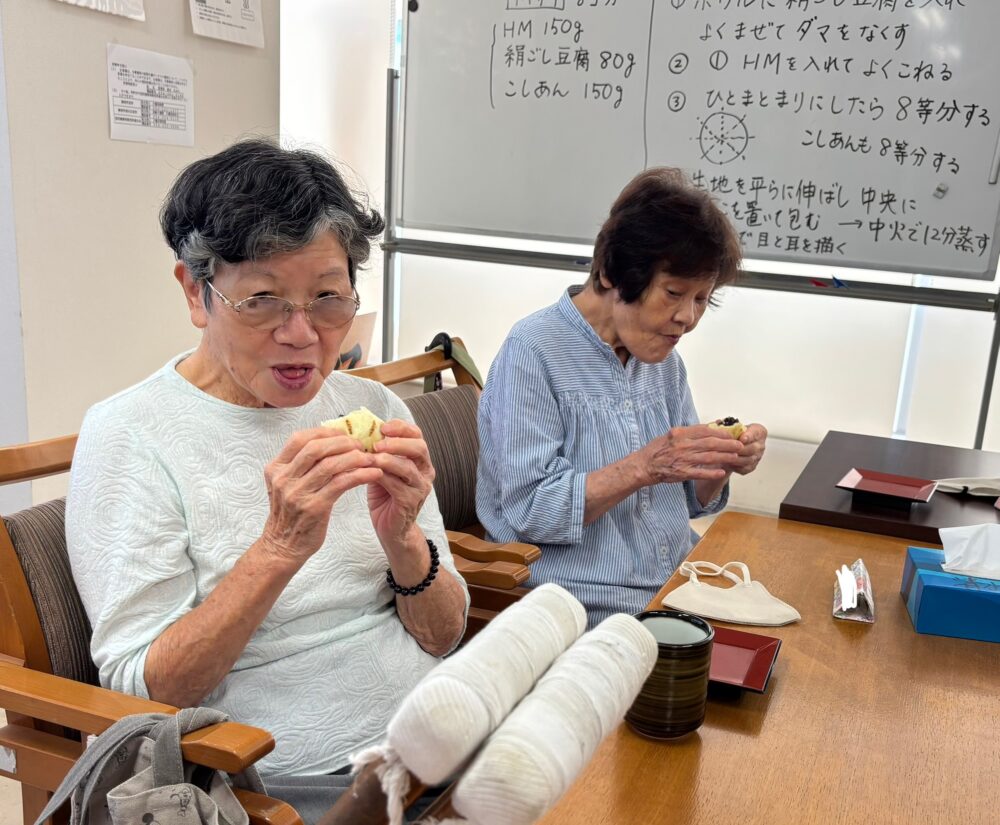静岡市清水区デイサービス_抹茶とうさぎ饅頭でお月見を楽しもう