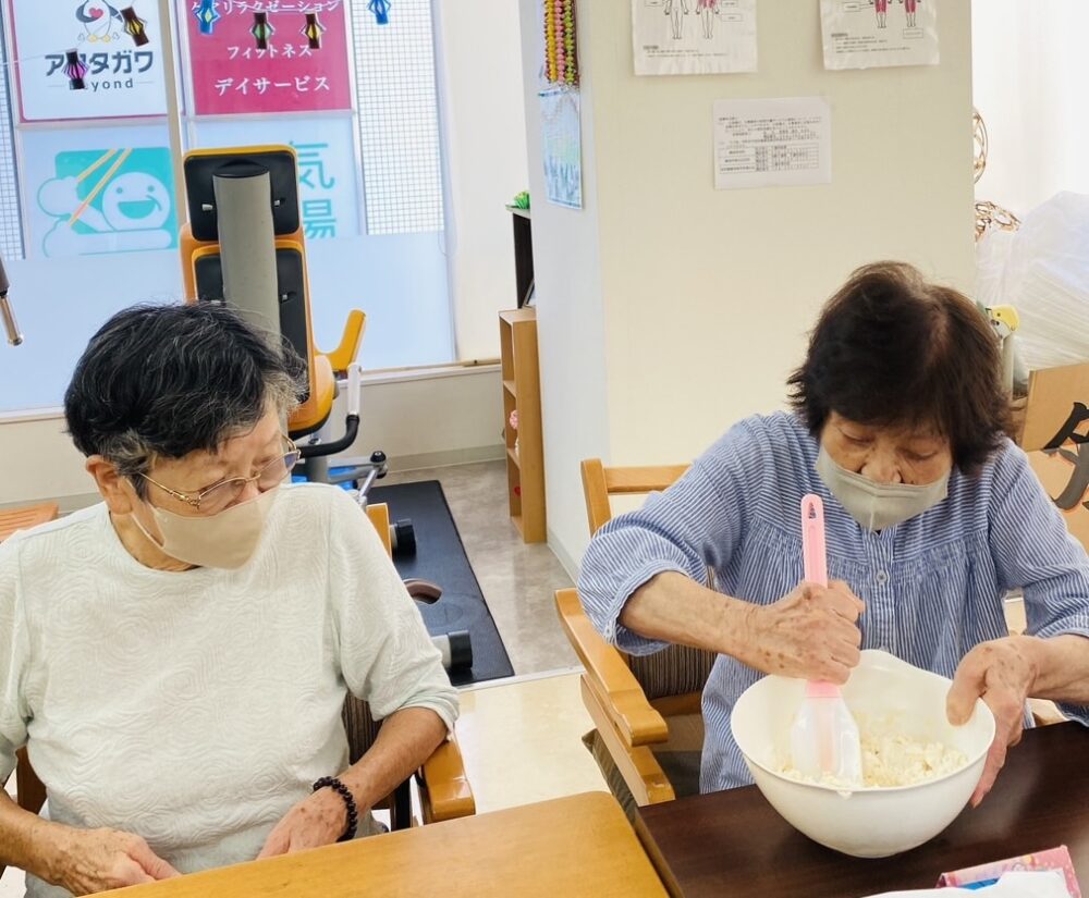 静岡市清水区デイサービス_抹茶とうさぎ饅頭でお月見を楽しもう